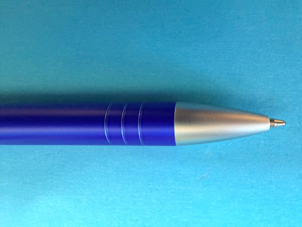 Stylo MICHELIN F1 en métal bleu – détail de la pointe et finition métallique