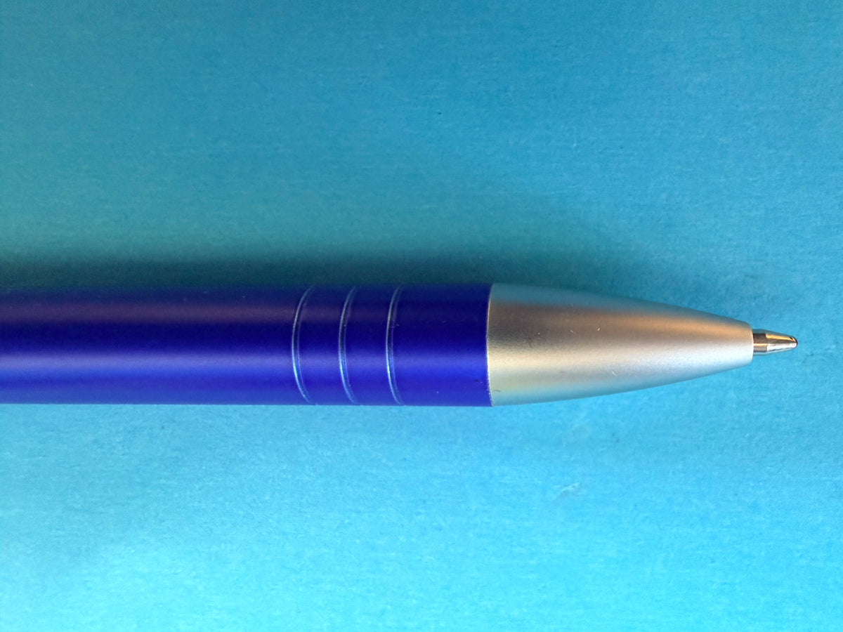 Stylo MICHELIN F1 en métal bleu – détail de la pointe et finition métallique