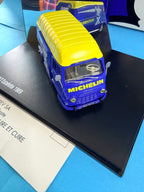 Gros plan avant de la Renault Estafette 1969 Michelin Norev montrant les détails de la calandre, du pare-brise et du marquage Michelin.
