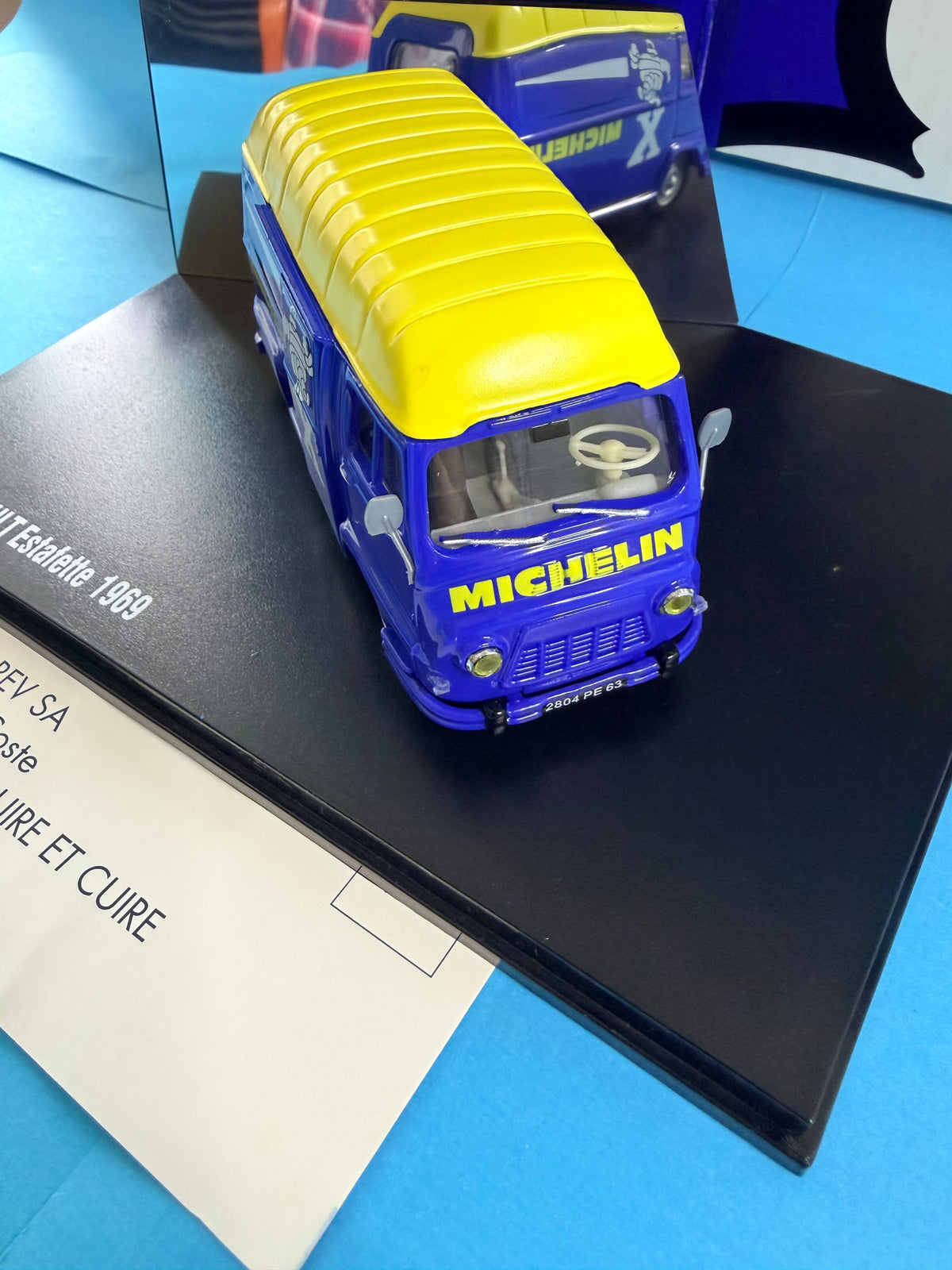 Gros plan avant de la Renault Estafette 1969 Michelin Norev montrant les détails de la calandre, du pare-brise et du marquage Michelin.