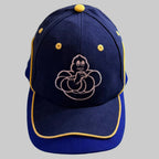 Superbe broderie du Bibendum Michelin sur fond bleu marine, sublimée par les finitions jaunes.