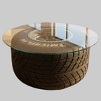 Table basse originale réalisée à partir d’un pneu Michelin Formule 1 neuf, surmonté d’un plateau rond en verre de 70 cm