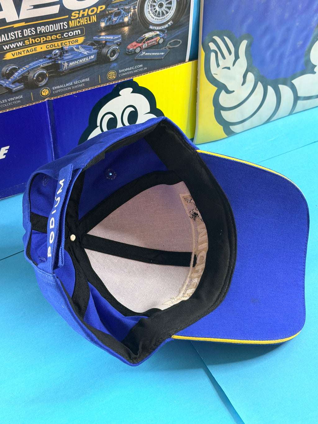 Vue intérieure de la casquette Michelin Podium neuve montrant la visière et le système de réglage arrière.