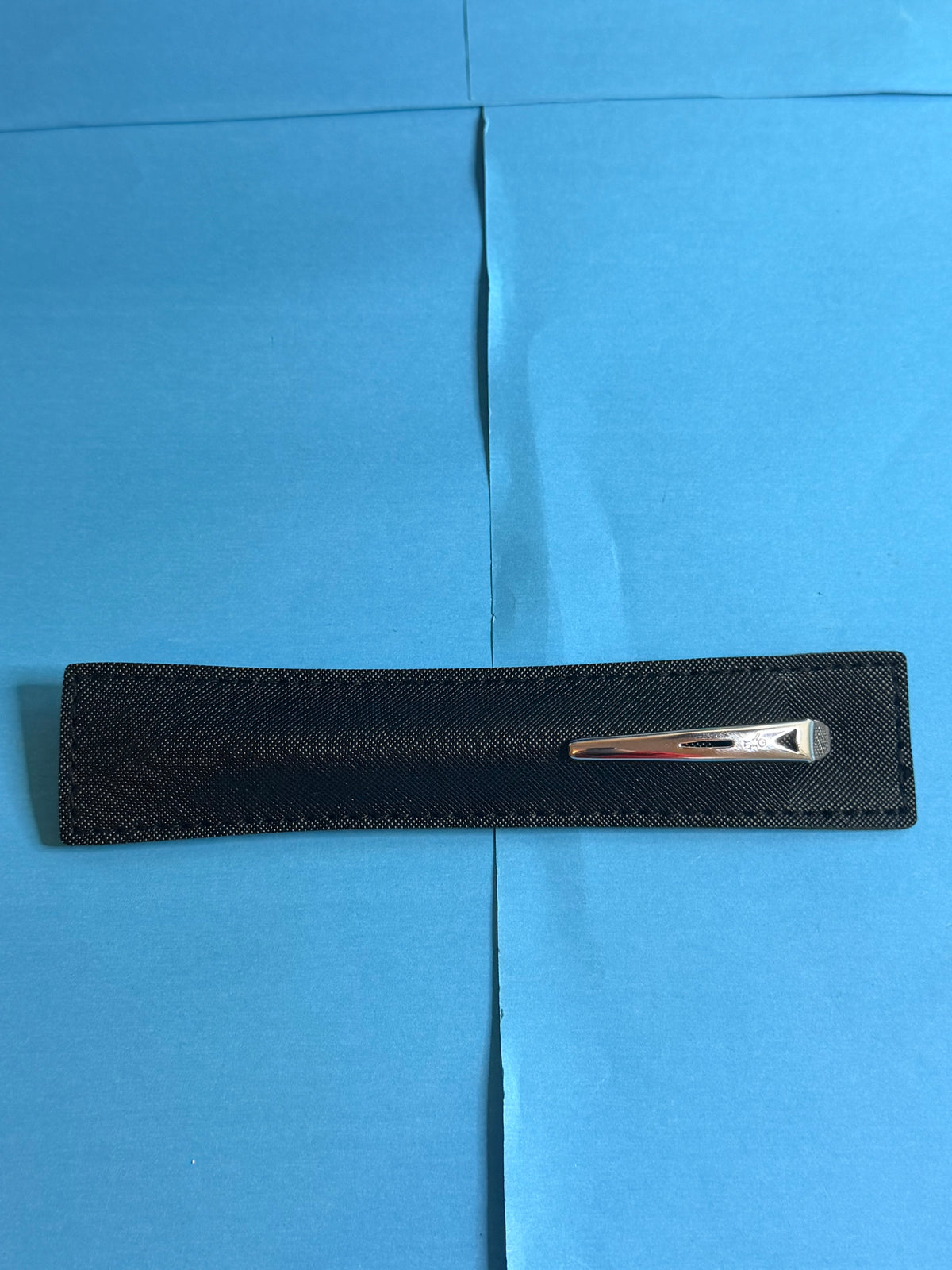 Étui noir accompagnant le stylo Michelin Bibendum en métal argenté, avec clip chromé visible.