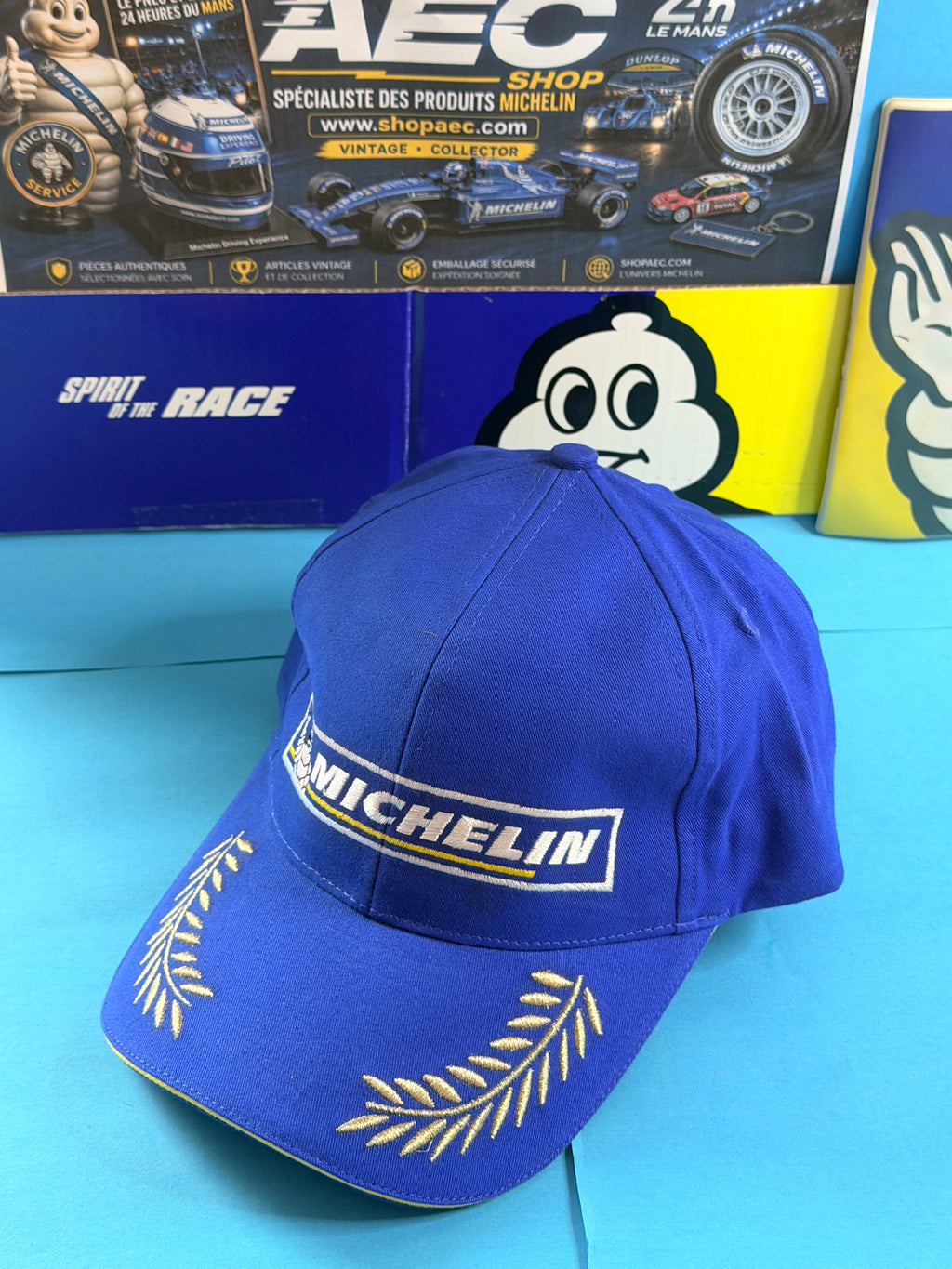 Vue de face de la casquette Michelin Podium collector avec broderie Michelin et doubles lauriers dorés sur la visière.