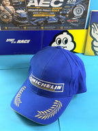 Vue de face de la casquette Michelin Podium collector avec broderie Michelin et doubles lauriers dorés sur la visière.