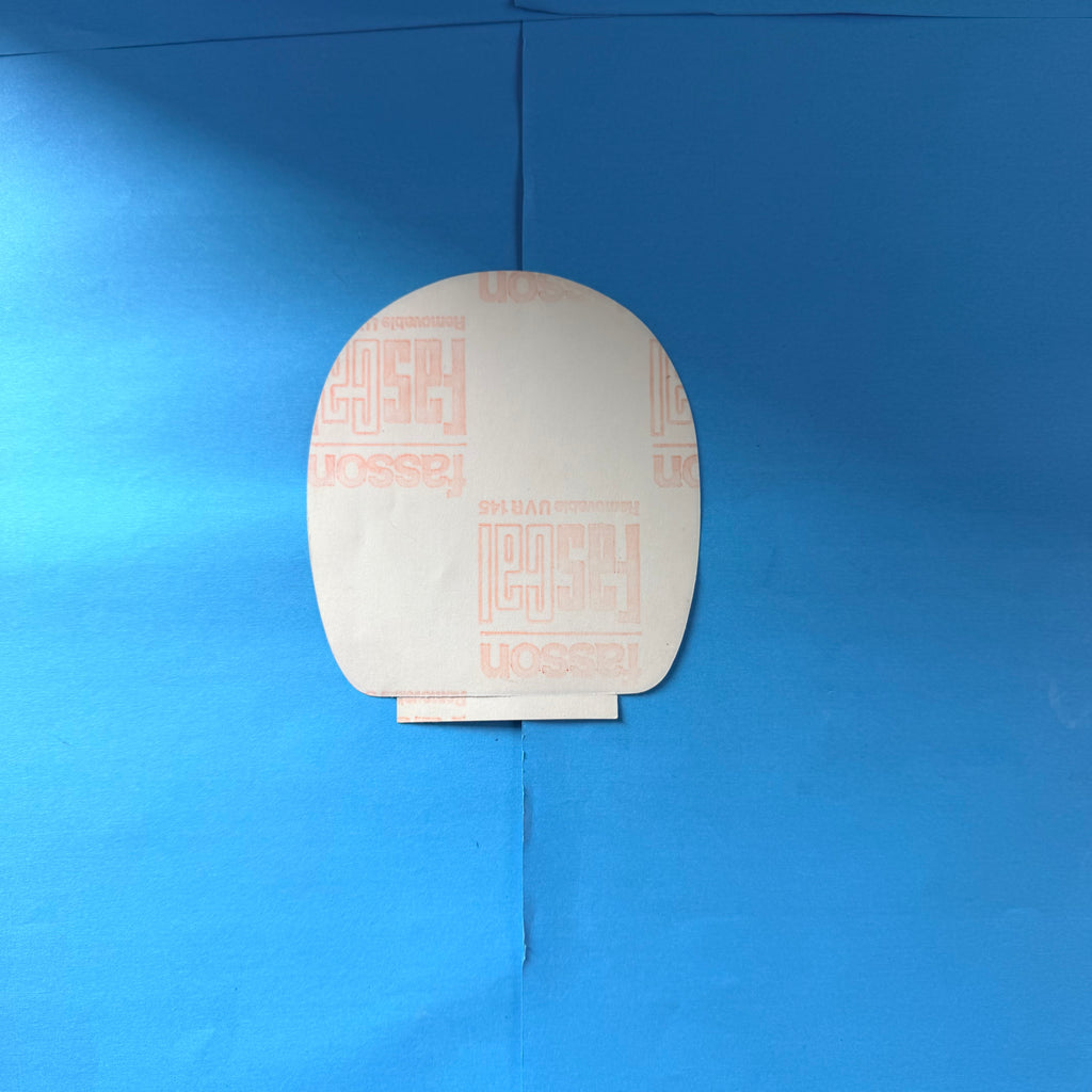 Verso de l'autocollant ancien Michelin XAS avec protection adhésive d'origine et inscriptions du papier support.