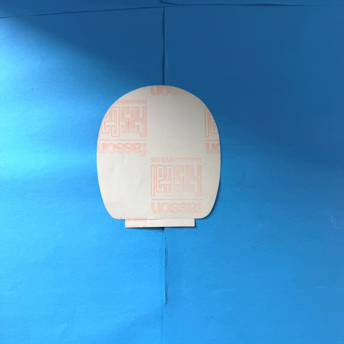 Verso de l'autocollant ancien Michelin XAS avec protection adhésive d'origine et inscriptions du papier support.