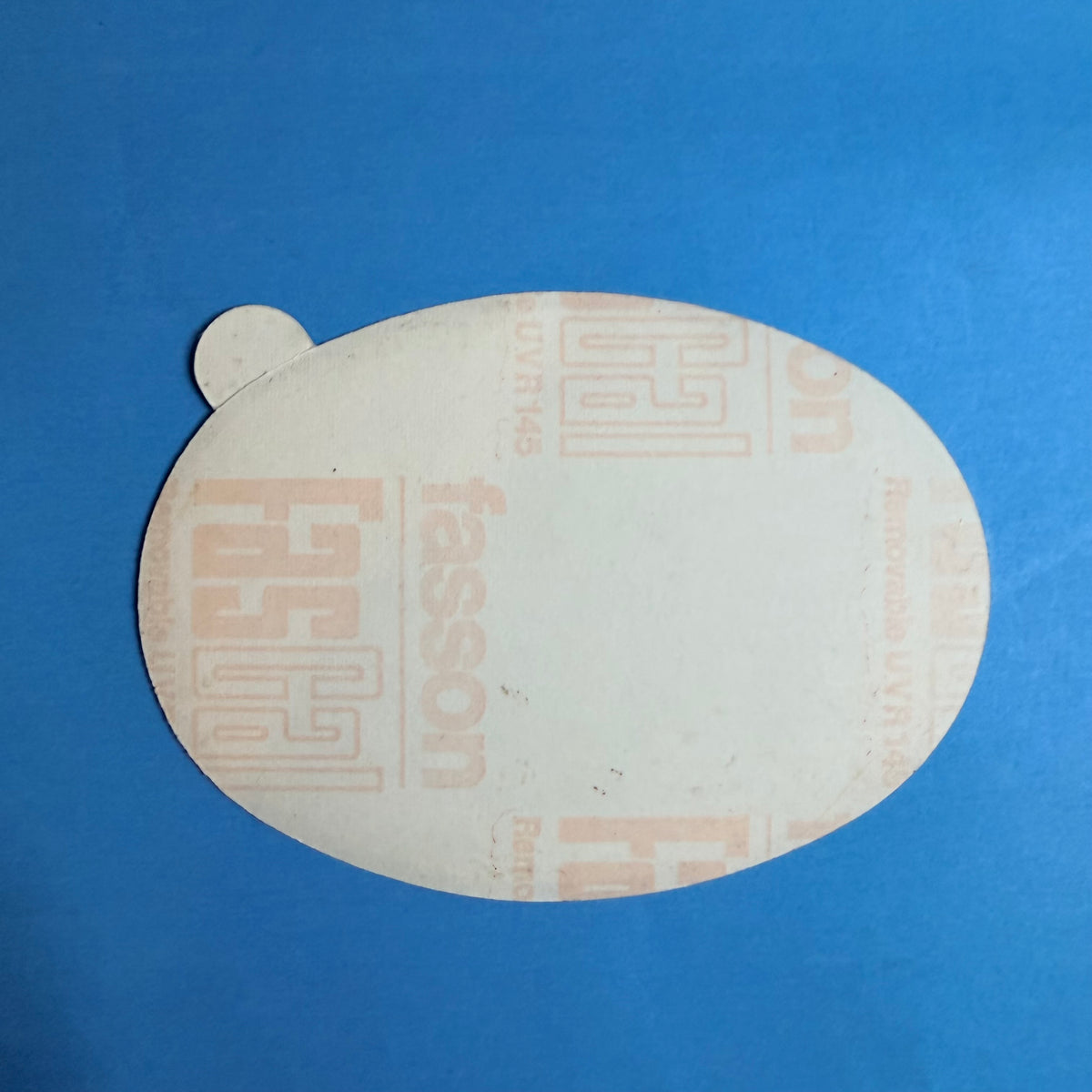 Verso d'un autocollant Michelin vintage avec papier protecteur adhésif et inscriptions du fabricant.