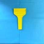 Vue arrière du gratte-pare-brise publicitaire Michelin jaune, avec inscription MICHELIN moulée dans le plastique et poignée allongée.