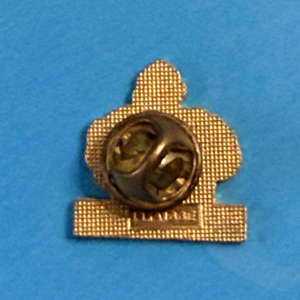 Dos du pin's Michelin Bibendum en métal doré texturé avec fixation papillon.