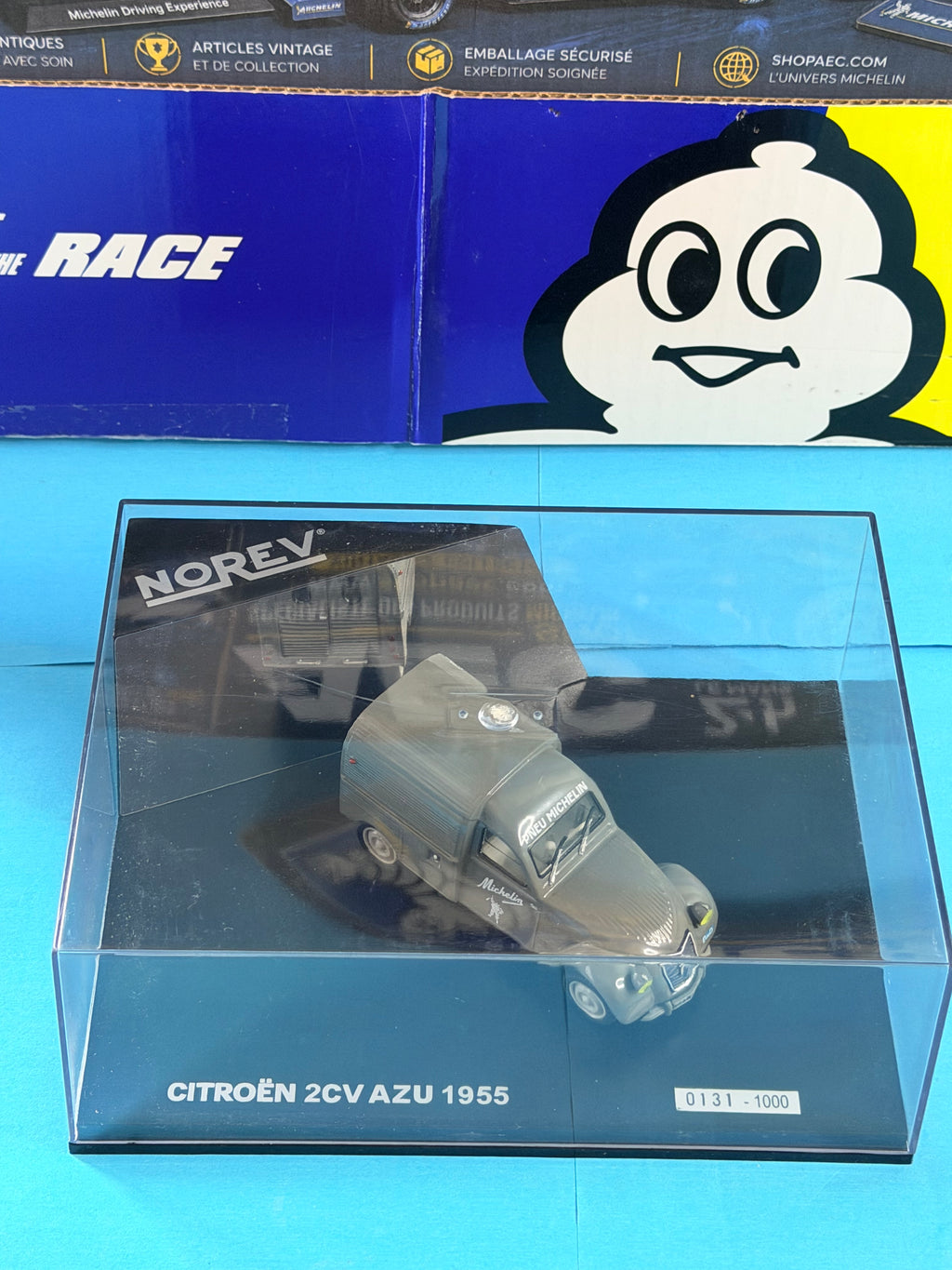Miniature Citroën 2CV AZU Michelin Norev 1/43 sous vitrine de protection