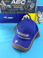 Vue de face de la casquette Michelin Competition bleue et grise avec broderies Bibendum et liserés jaunes.