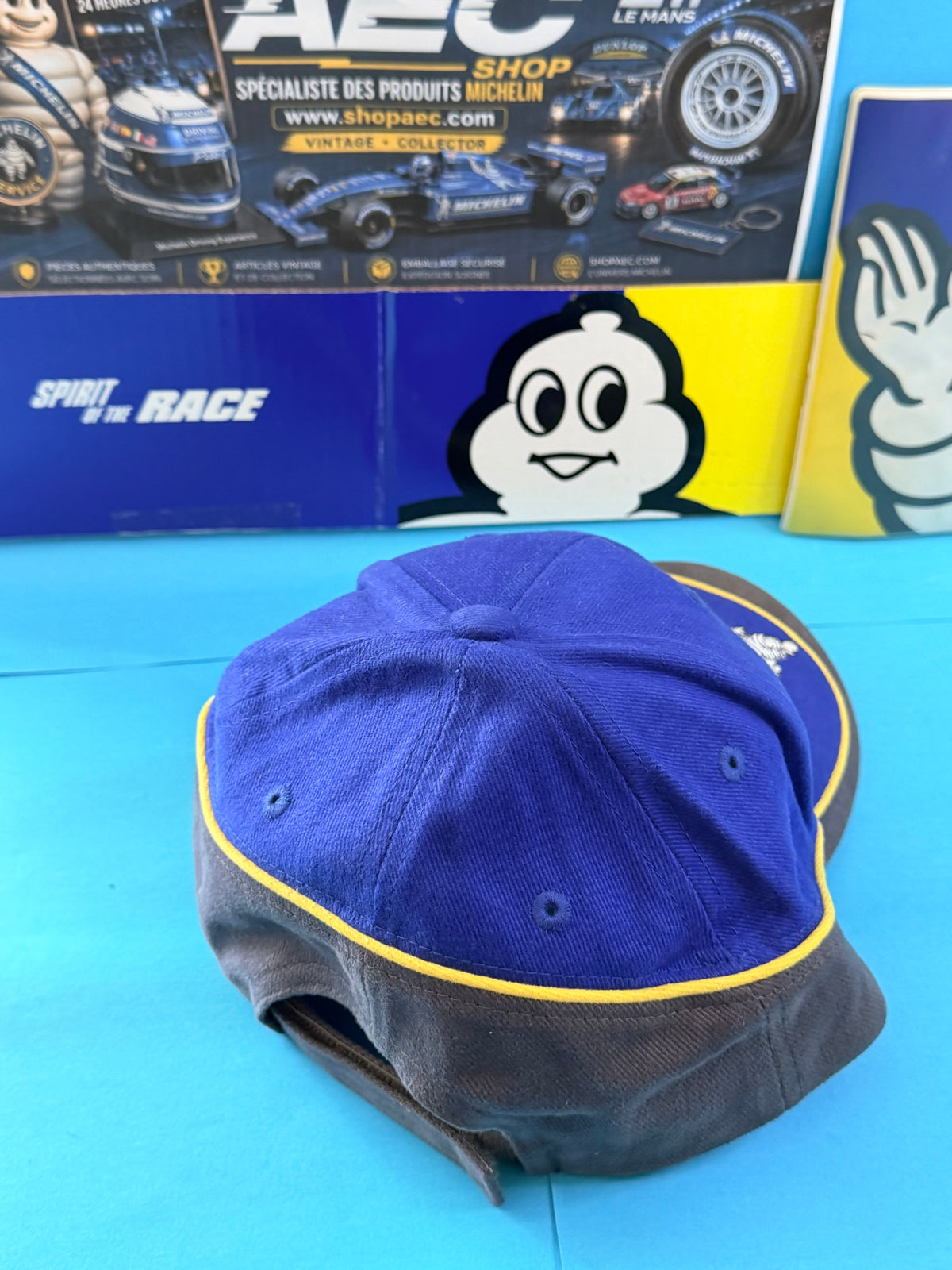 Vue arrière de la casquette Michelin Competition bleu et gris avec liseré jaune et fermeture réglable.