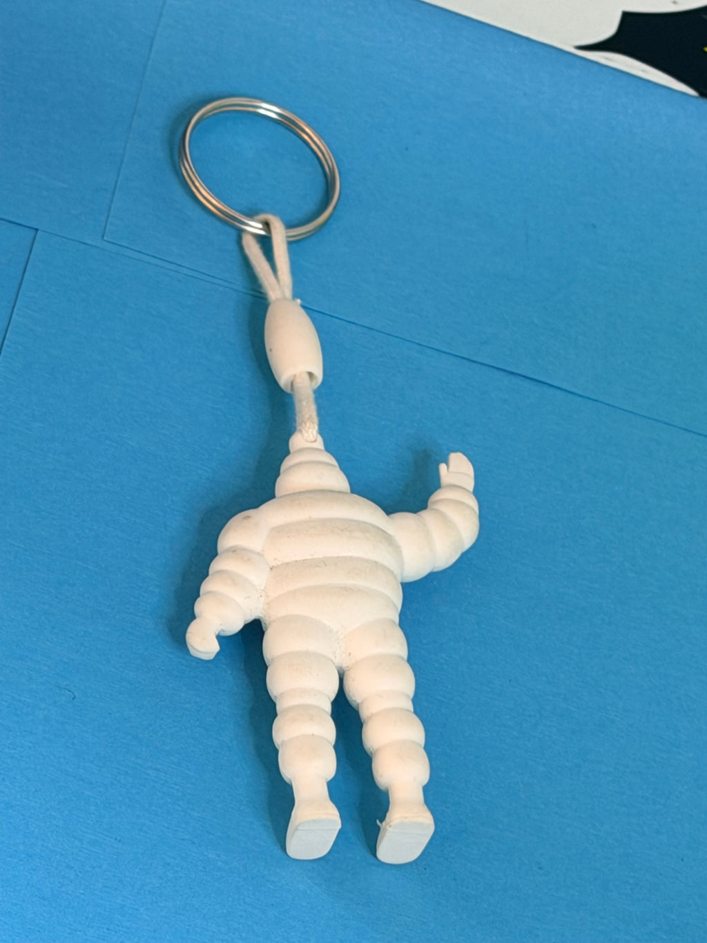 Grand porte-clés Michelin Bibendum 3D – vue complète de la figurine et de son anneau