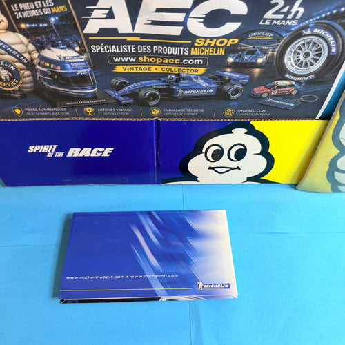Vue arrière de l'agenda Michelin 2004 de collection, couverture bleue avec logo Michelin et anciennes adresses internet Michelin Sport et Michelin F1.