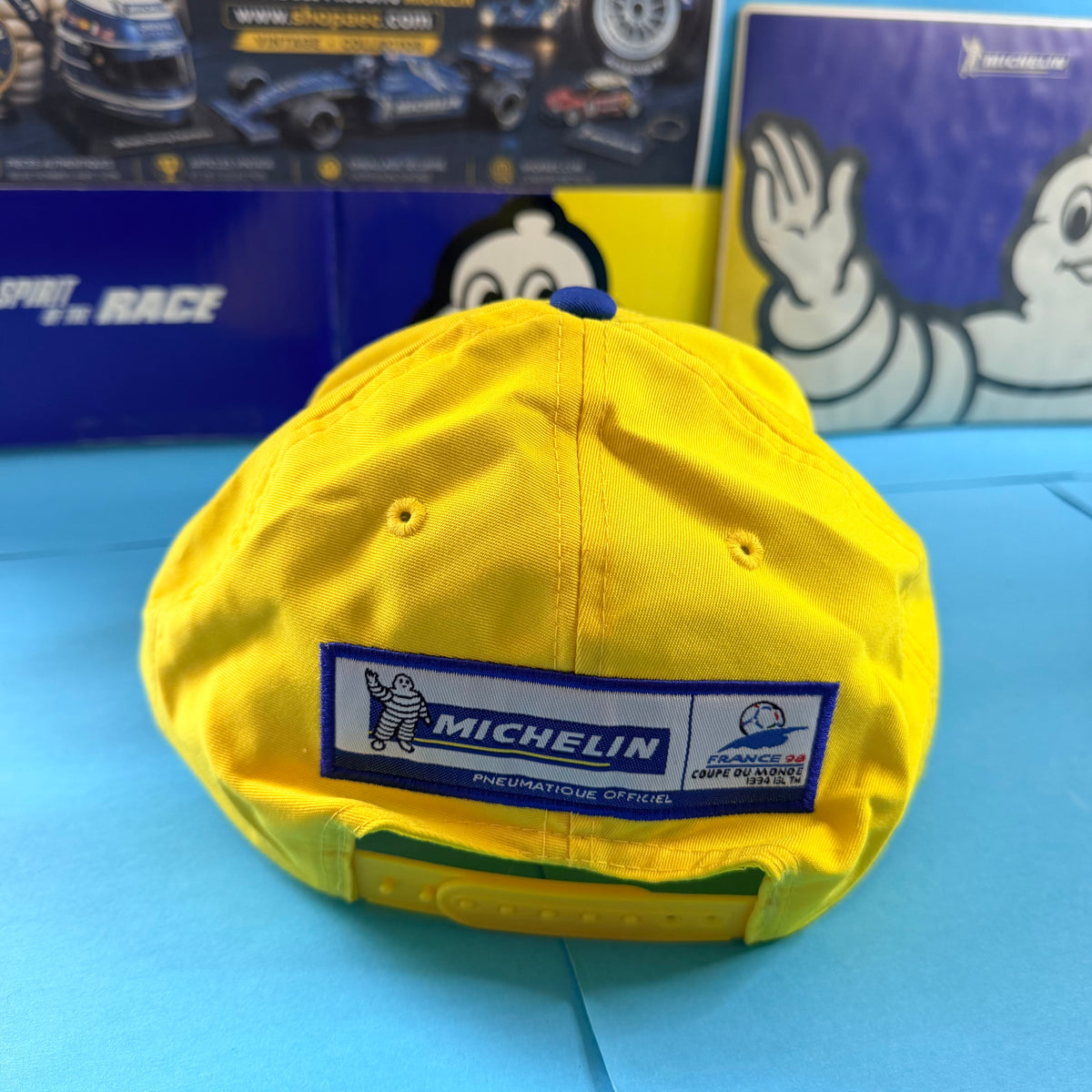 Arrière de la casquette Michelin France 98 avec écusson brodé Michelin Pneumatique officiel et logo Coupe du monde 1998, fermeture réglable.