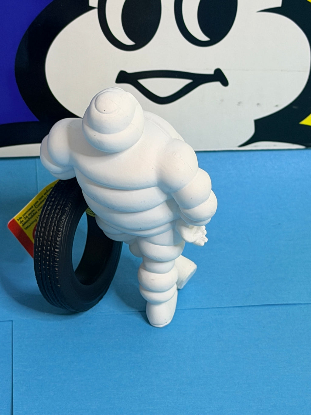 Figurine Bibendum Michelin collector neuve tenant un pneu – vue générale de dos