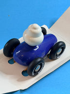 Jouet VILAC Michelin Formula 1 bleue avec Bibendum, vue trois-quarts
