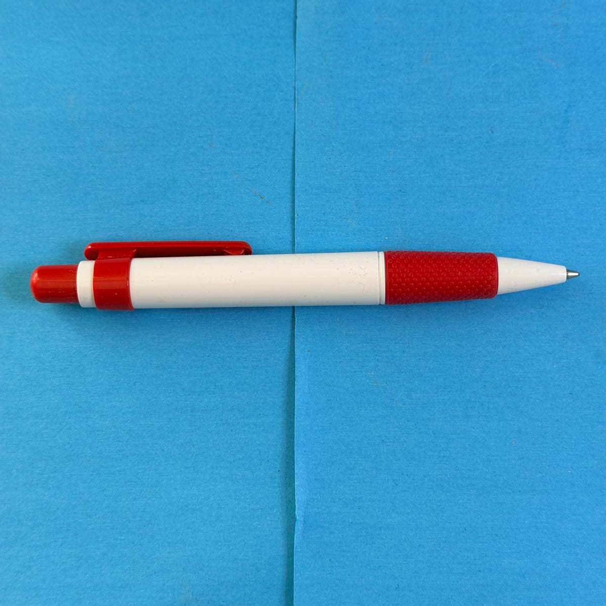 Vue arrière du stylo publicitaire Kleber blanc et rouge en état neuf