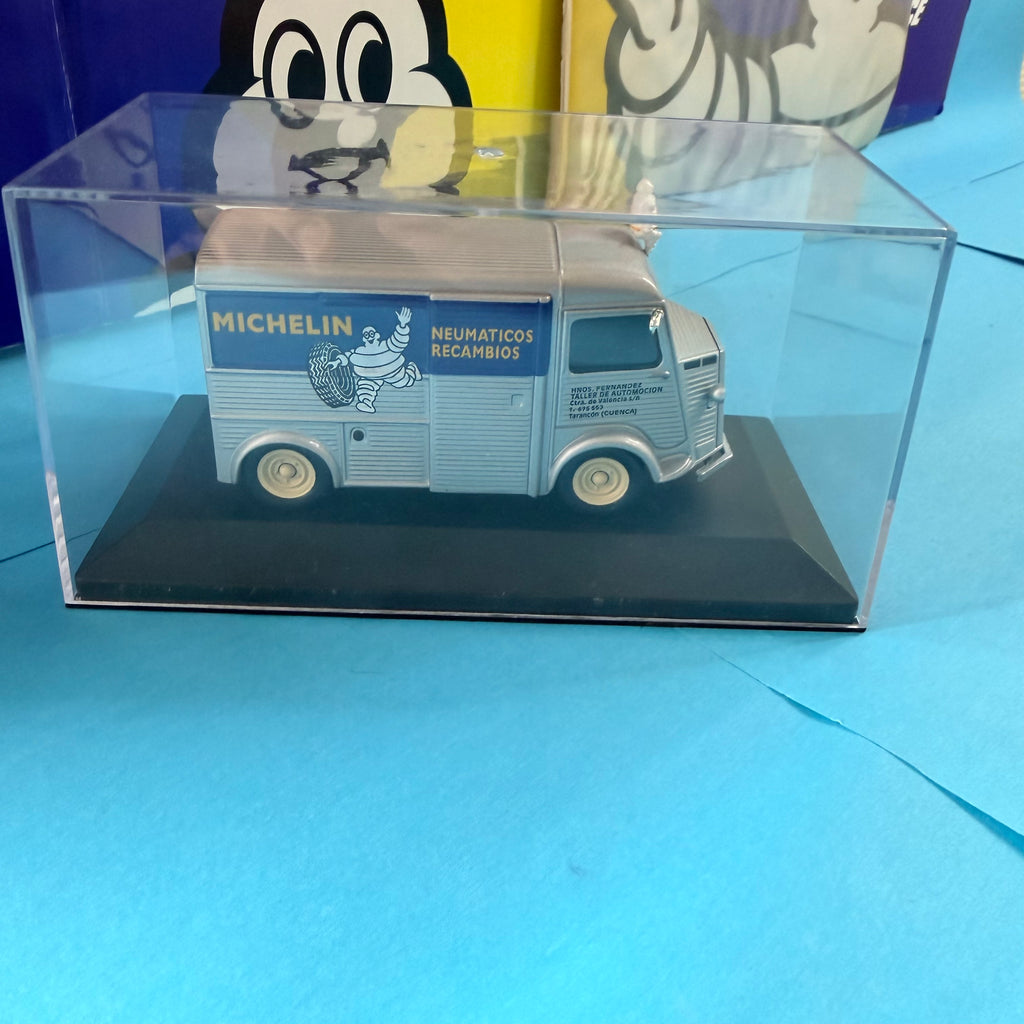 Vue latérale du Citroën Type H Michelin miniature avec publicité Neumáticos Recambios, Bibendum et roues crème.