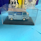Vue latérale du Citroën Type H Michelin miniature avec publicité Neumáticos Recambios, Bibendum et roues crème.