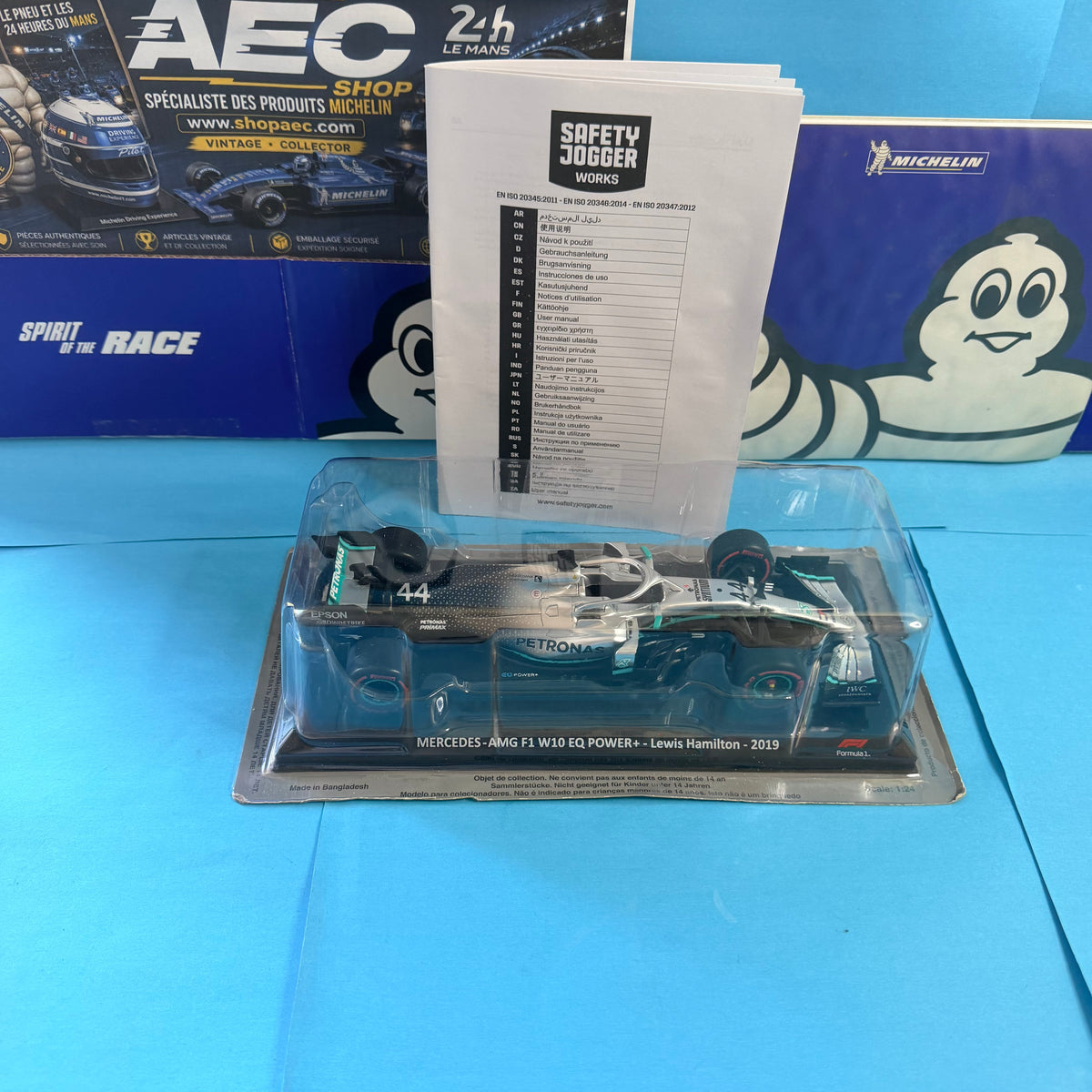 Miniature Mercedes Formule 1 n°44 Lewis Hamilton 2019, vue de dessus dans son emballage.
