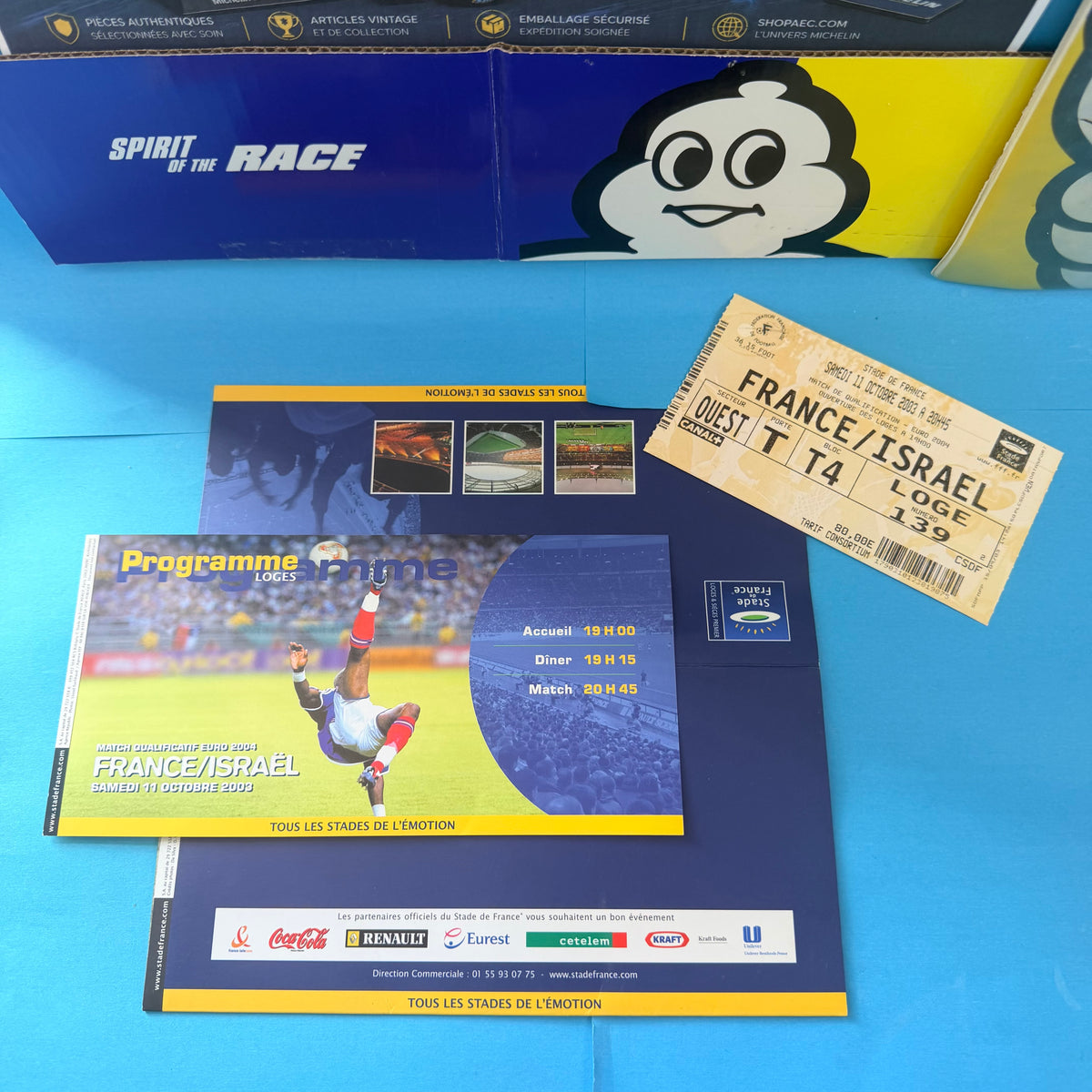 Ensemble collector France–Israël 2003 avec billet d'accès en loge, programme officiel de réception et pochette du Stade de France.