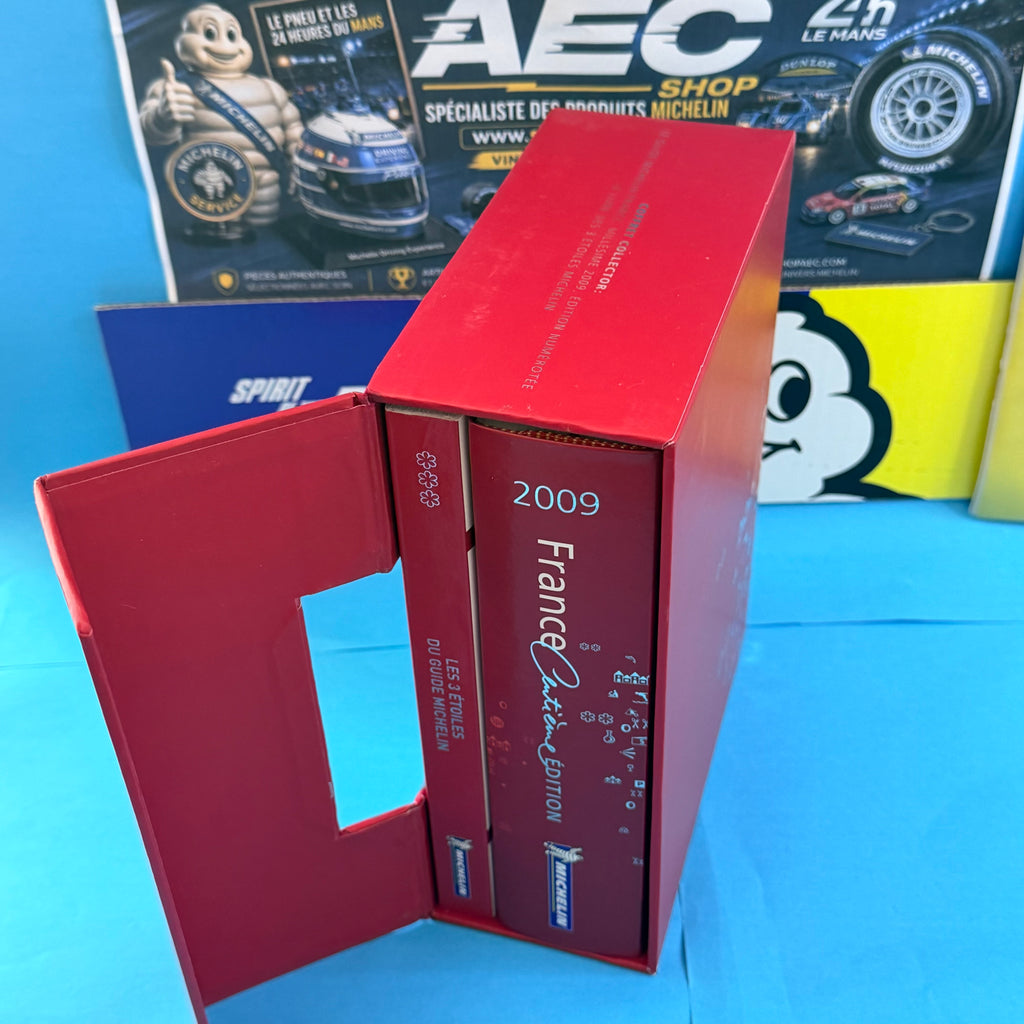 Coffret Michelin 2009 ouvert avec Guide France centième édition et livre Les 3 étoiles Michelin