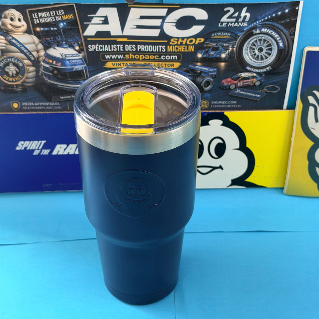 Vue de face du mug isotherme Michelin Bibendum 900 ml avec couvercle transparent et finition bleu marine.