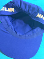 Vue intérieure de la casquette Michelin vintage bleue montrant la visière, les coutures et l’état de conservation.