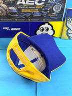 Vue intérieure de la casquette Michelin Podium neuve avec visière bleue et détails jaunes
