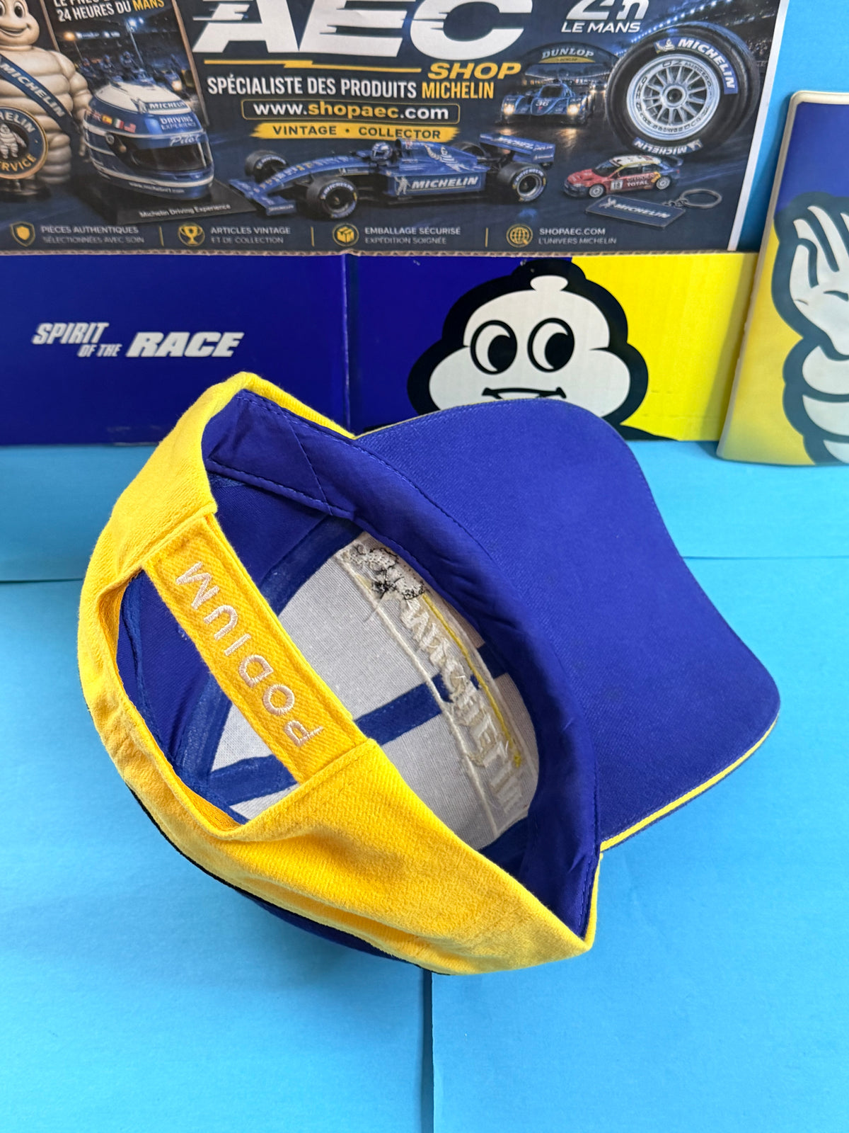 Vue intérieure de la casquette Michelin Podium neuve avec visière bleue et détails jaunes